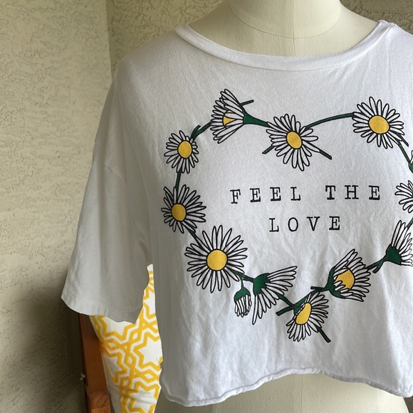 Rock Rose Couture Daisy Cropped Tee Shirt Feel the Love Size Large - Picture 3 of 7